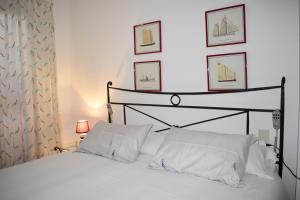 Postel nebo postele na pokoji v ubytování Magnolia, habitación matrimonial con baño privado, en casa compartida