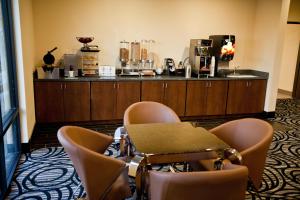 una sala d'attesa con sedie, tavolo e bancone di Americas Best Value Inn Roosevelt/Ballard a Roosevelt