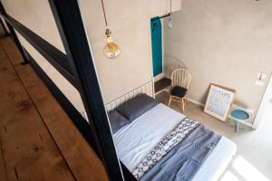 - une chambre avec un lit dans l'établissement Civico 50, à Naples