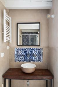 La salle de bains est pourvue d'un lavabo et d'un miroir. dans l'établissement Civico 50, à Naples