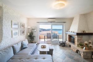 a living room with a couch and a fireplace at Horizont view apartment in Pula