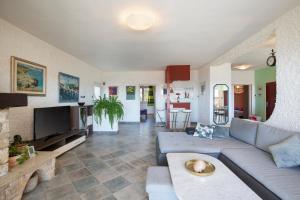 a living room with a couch and a tv at Horizont view apartment in Pula