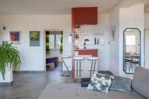 a living room with a couch and a kitchen at Horizont view apartment in Pula