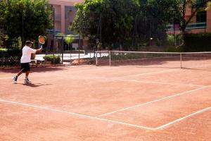 Tenis a/nebo squash v ubytování Chems Hotel nebo okolí