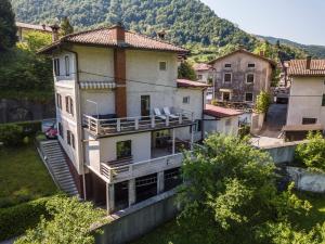 una grande casa con balcone in un villaggio di House by the Lake a Most na Soči (Santa Lucia d'Isonzo)