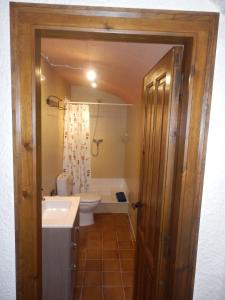 Casa Peratallada في بيرتايادا: حمام مع مرحاض ومغسلة وحوض استحمام