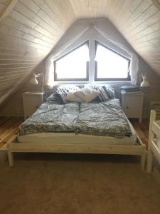 Postel nebo postele na pokoji v ubytování Leśna Domek Dębki