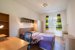 a small bedroom with a bed and a desk at Horizont view apartment in Pula