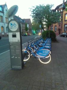 Une rangée de vélos garés sur le côté d'une rue dans l'établissement Zweibettzimmer, à Kaiserslautern
