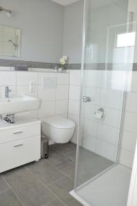 een badkamer met douche, toilet en wastafel bij Ferienwohnung Bühlingen in Rottweil
