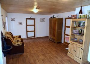 sala de estar con silla y estante para libros en Hospoda U Lípy, en Ostrov