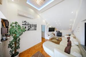 Televízia a/alebo spoločenská miestnosť v ubytovaní Magic Blue Sky Apartment