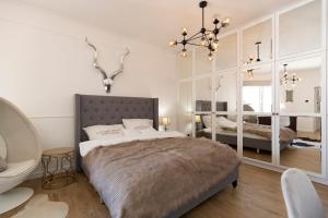 un dormitorio con una cama y un espejo en Amazing Apartments Lublin - Kołłątaja 3, en Lublin
