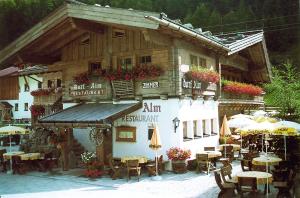 Restauracja lub miejsce do jedzenia w obiekcie Dorf Alm