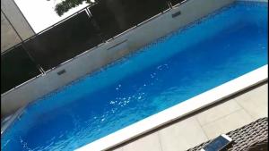 Bazén v ubytování Kuca za odmor Luna nebo v jeho okolí