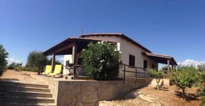 una casa en medio de un campo en Villa Carol, en Ribera