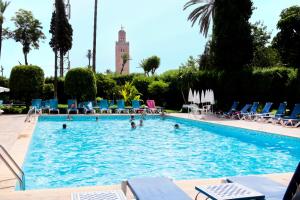 Bazén v ubytování Chems Hotel nebo v jeho okolí