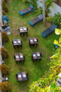 Un jardín fuera de L&D Stay Inn