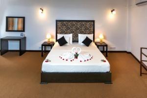 Una cama o camas en una habitación de L&D Stay Inn