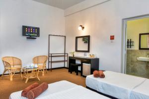 Una cama o camas en una habitación de L&D Stay Inn