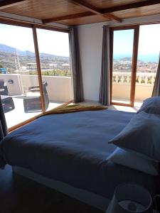 1 dormitorio con cama y ventana grande en Ático Los Lomos en El Paso