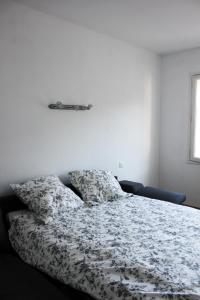 1 dormitorio con 1 cama con manta y almohadas en Saint Jean de Luz & Beach by walk, en Ciboure