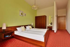 sypialnia z dużym łóżkiem w pokoju w obiekcie Landgasthof & Hotel KRONE Eischleben w mieście Ichtershausen