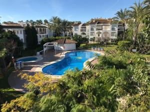 obraz basenu w ośrodku w obiekcie Marbella - Estepona beach frontline apartment w mieście Estepona