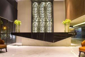 a lobby with a table and a stained glass window at Slaviero Campina Grande in Campina Grande