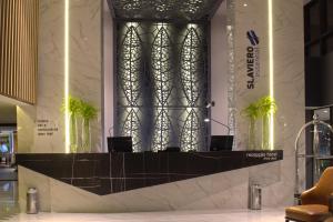 a lobby with a reception desk in a building at Slaviero Campina Grande in Campina Grande