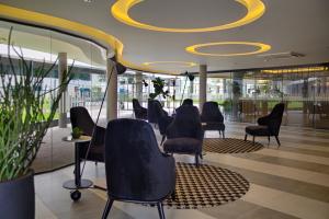a waiting room with chairs in a building at Slaviero Campina Grande in Campina Grande +36 photos