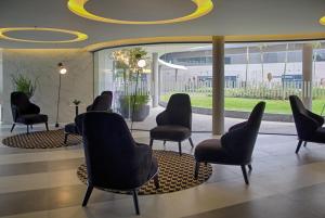 a waiting room with chairs in a building at Slaviero Campina Grande in Campina Grande