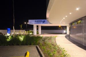 a building with a samsung sign on it at night at Slaviero Campina Grande in Campina Grande
