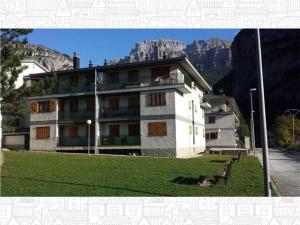 a large white building with mountains in the background at Apartamento Maladeta in Torla-Ordesa