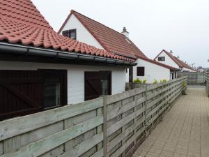 una valla de madera frente a una casa en Duinenhof, en Middelkerke
