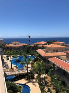 una vista aérea de un complejo con piscina en The Meridian at Lighthouse Point en West Bay