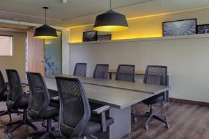 a conference room with a large table and chairs at Slaviero Campina Grande in Campina Grande