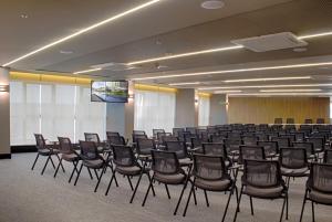 a conference room with chairs and a projection screen at Slaviero Campina Grande in Campina Grande