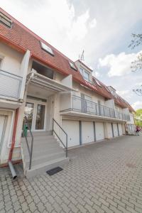 豪伊杜索博斯洛Fischer Apartman 2的建筑的一侧设有楼梯