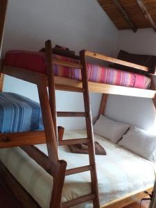 Двухъярусная кровать или двухъярусные кровати в номере Casa da Fajã - RRAL nº 635