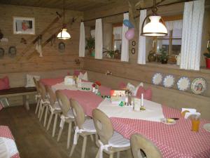 Restauracja lub miejsce do jedzenia w obiekcie Dorf Alm