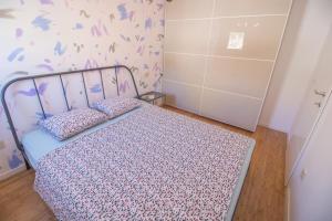1 dormitorio con 1 cama con colcha púrpura en Mary, en Omiš