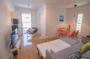 Una sala de estar con una cama y una mesa con sillas. en Mary, en Omiš