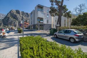 Un coche aparcado en un aparcamiento junto a un edificio. en Mary, en Omiš
