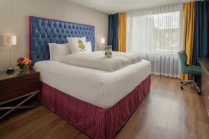 Postel nebo postele na pokoji v ubytování Staypineapple, Hotel Rose, Downtown Portland