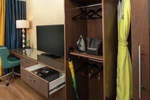 TV a/nebo společenská místnost v ubytování Staypineapple, Hotel Rose, Downtown Portland