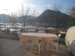 スルツァーノにあるUlivetoの景色を望むバルコニー(テーブル、椅子付)