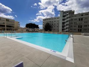 Bazén v ubytování Apartamento Carihuela Torremolinos nebo v jeho okolí