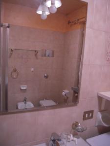 スルツァーノにあるUlivetoのバスルーム(洗面台2台、鏡付)