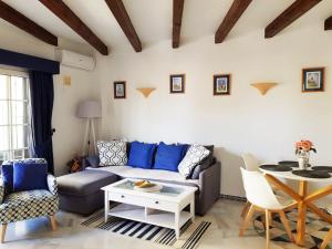 ein Wohnzimmer mit einem Sofa und einem Tisch in der Unterkunft Martina in Torrevieja